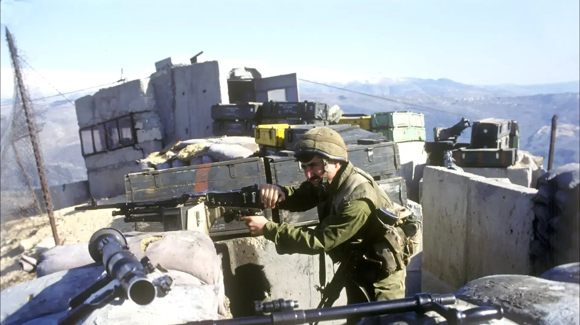 19.1.1993 סיור עם צד"ל, חייל עם נשק במוצב 19.1.1993 סיור עם צד"ל, חייל עם נשק במוצב