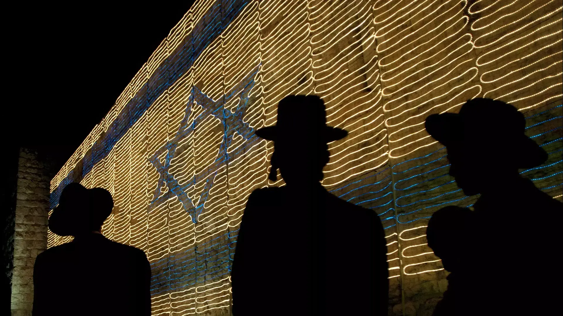 חרדים על רקע דגל ישראל מואר במנורות לד חרדים על רקע דגל ישראל מואר במנורות לד