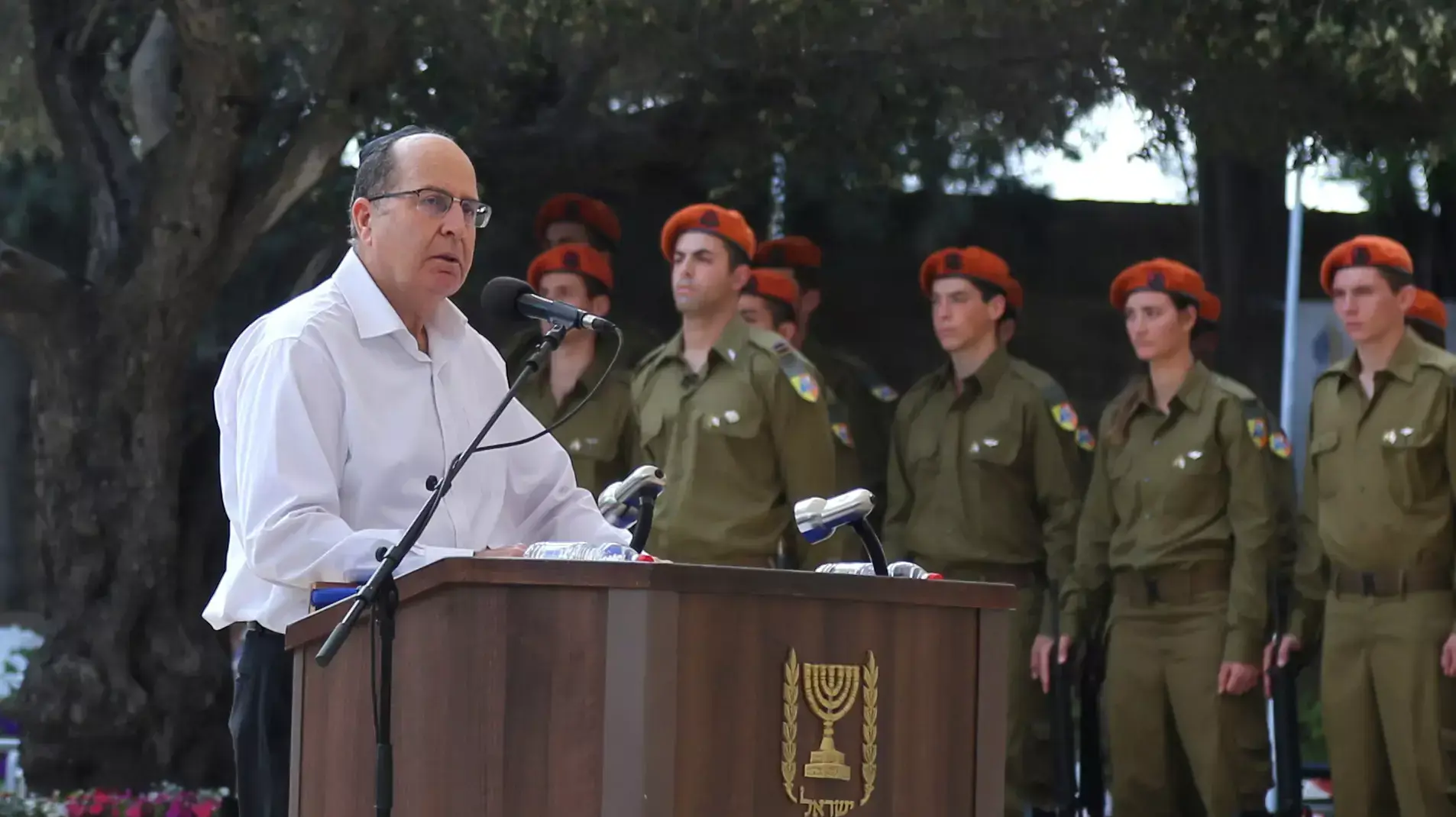משה בוגי יעלון, שר הביטחון, בטקס בקריית שאול. אפריל 2015 משה בוגי יעלון, שר הביטחון, בטקס בקריית שאול. אפריל 2015