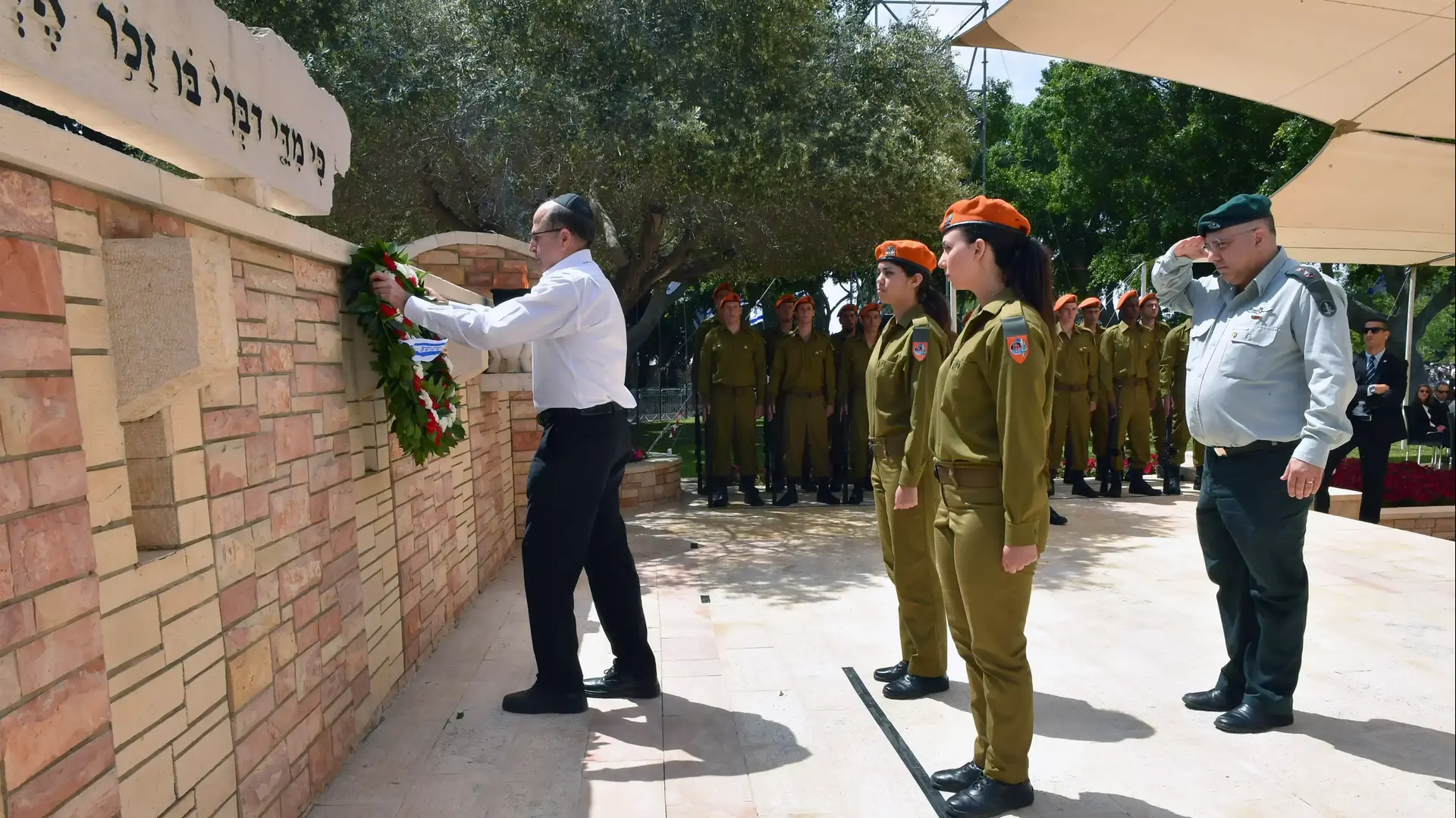 משה בוגי יעלון, שר הביטחון, בטקס בקריית שאול. אפריל 2015 משה בוגי יעלון, שר הביטחון, בטקס בקריית שאול. אפריל 2015