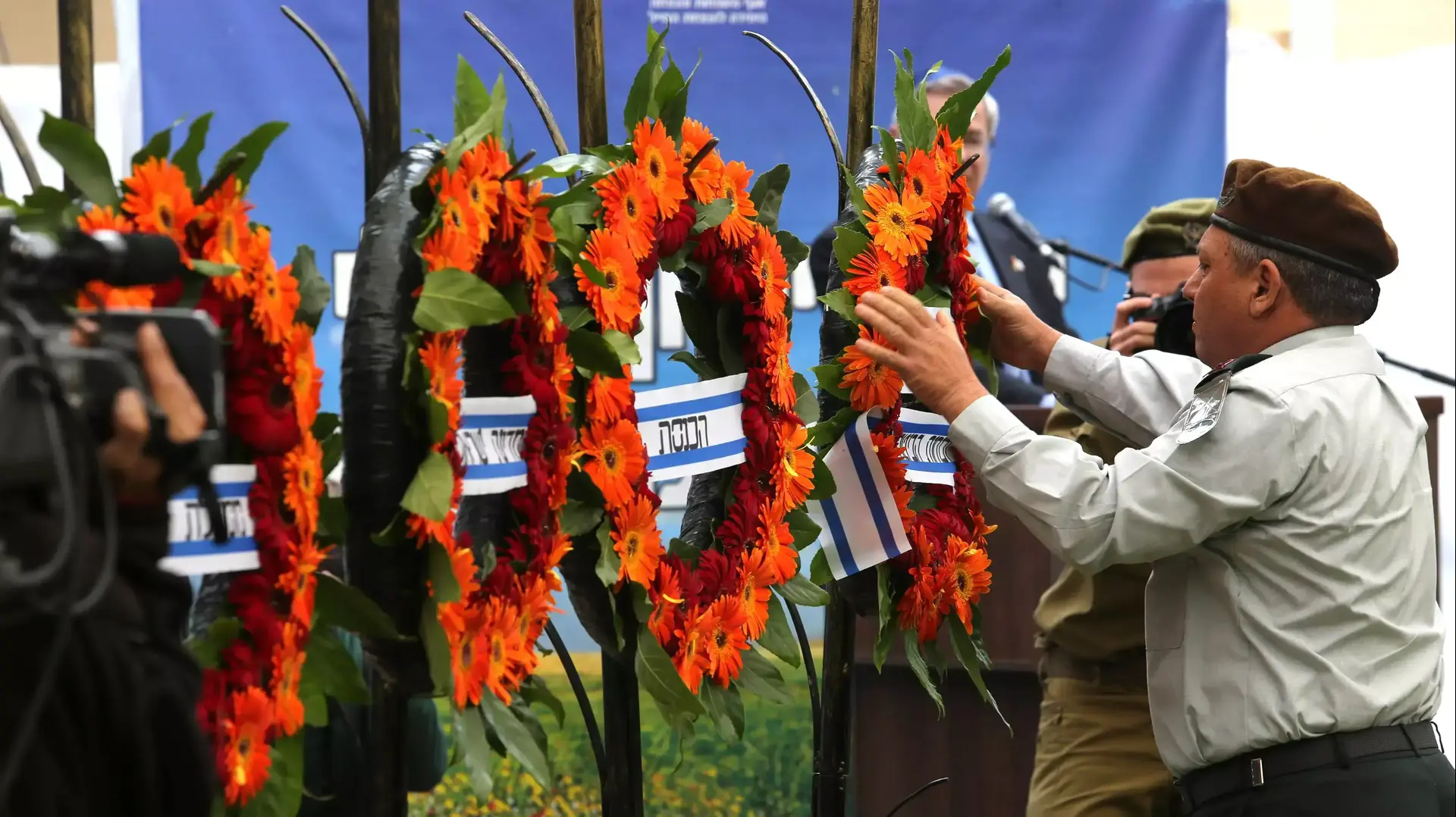 הרמטכ"ל גדי איזנקוט, ראש הממשלה בנימין נתניהו והנשיא ראובן ריבלין בבטקס הממלכתי לחללי מערכות ישראל, הר הרצל. אפריל 2015 הרמטכ"ל גדי איזנקוט, ראש הממשלה בנימין נתניהו והנשיא ראובן ריבלין בבטקס הממלכתי לחללי מערכות ישראל, הר הרצל. אפריל 2015