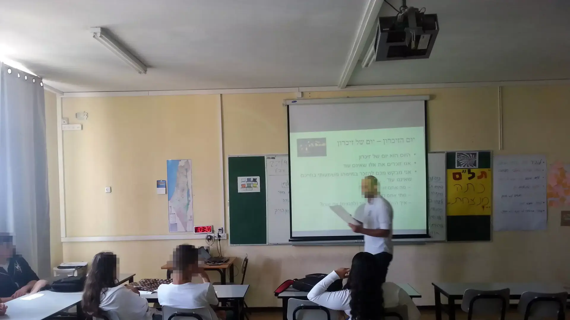 תלמידים בבית ספר מעורב של יהודים וערבים תלמידים בבית ספר מעורב של יהודים וערבים