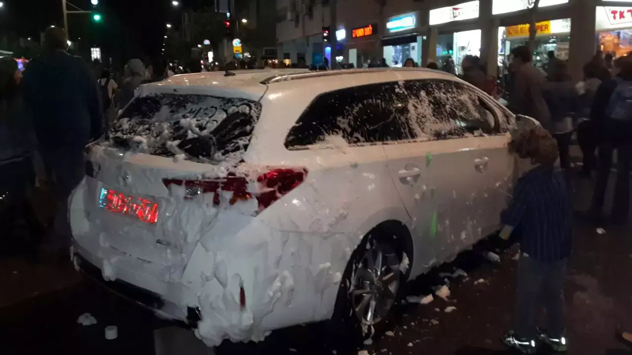 ניידת משטרה מכוסה בספריי שלג, אפריל 2015