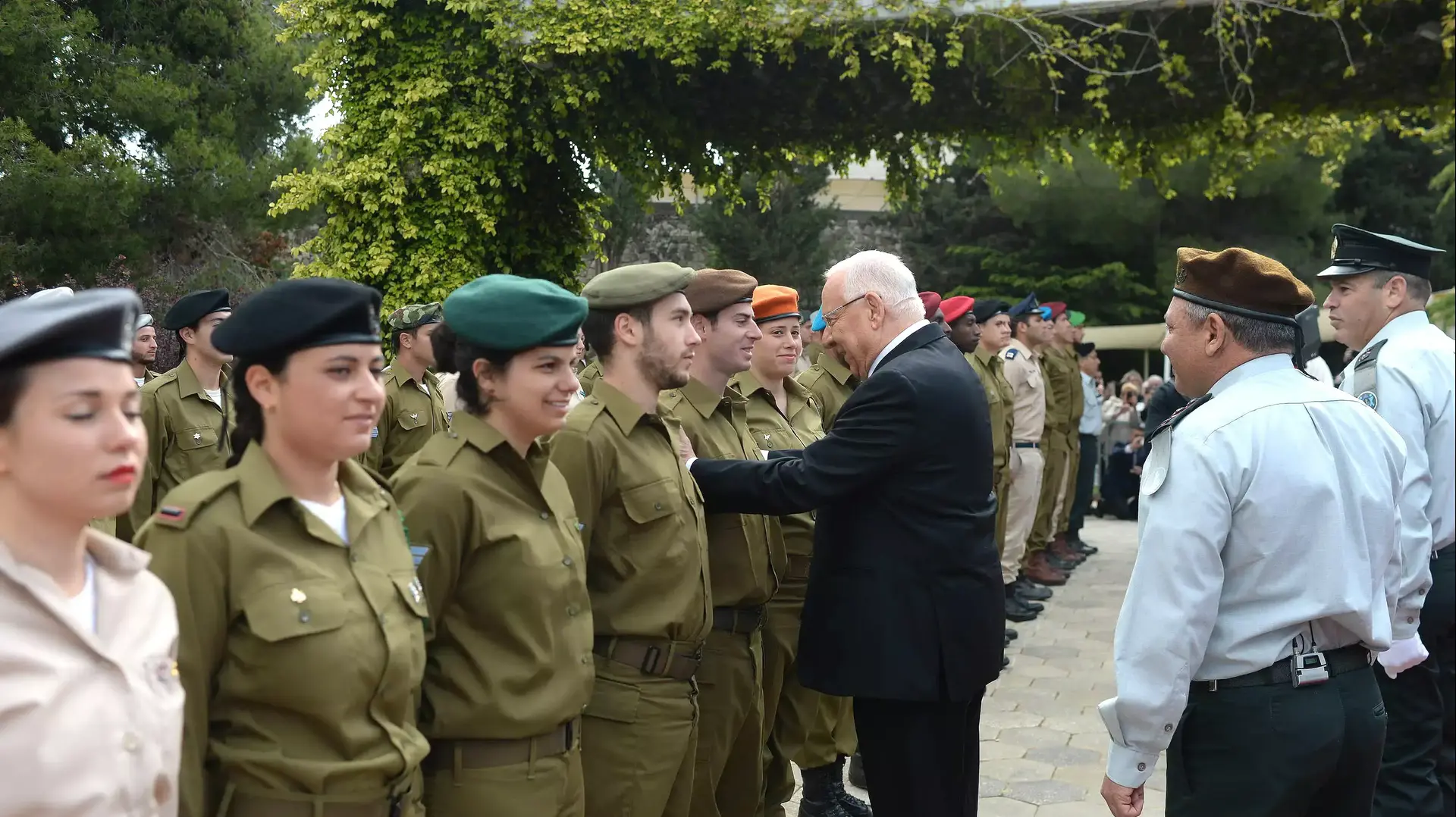 נשיא המדינה ראובן ריבלין בטקס חיילים מצטיינים בבית הנשיא בירושלים נשיא המדינה ראובן ריבלין בטקס חיילים מצטיינים בבית הנשיא בירושלים