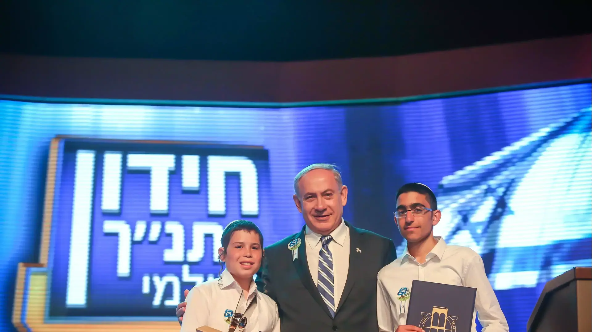 מימין: ישראל אלגרבלי, סגן חתן חידון התנ"ך, ראש הממשלה ואייל מטס, חתן חידון התנ"ך, אפריל 2015 מימין: ישראל אלגרבלי, סגן חתן חידון התנ"ך, ראש הממשלה ואייל מטס, חתן חידון התנ"ך, אפריל 2015