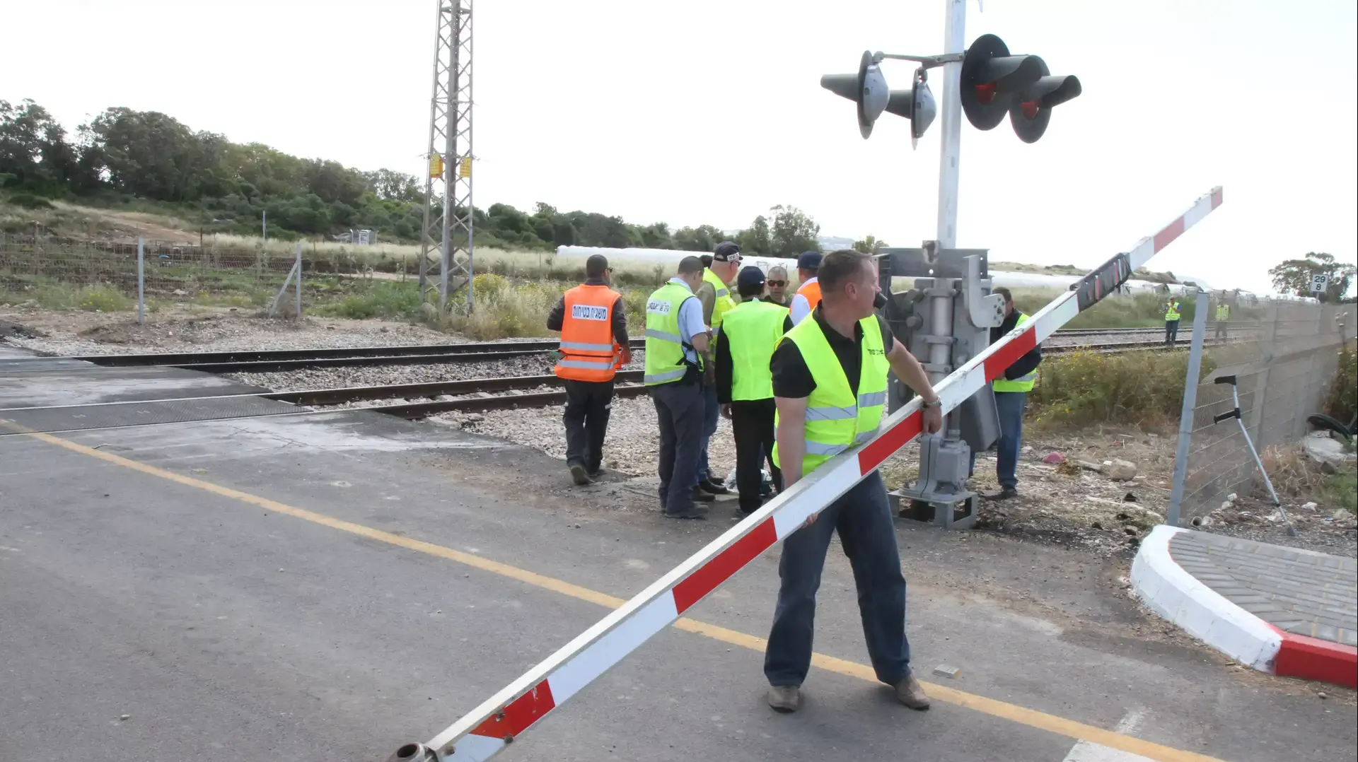מכונית התנגשה ברכבת ליד זכרון יעקב, צעיר נפצע קל-בינוני מכונית התנגשה ברכבת ליד זכרון יעקב, צעיר נפצע קל-בינוני