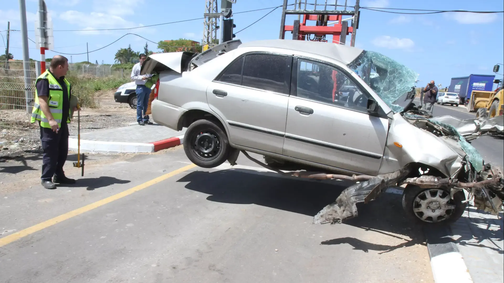 מכונית התנגשה ברכבת ליד זכרון יעקב, צעיר נפצע קל-בינוני מכונית התנגשה ברכבת ליד זכרון יעקב, צעיר נפצע קל-בינוני