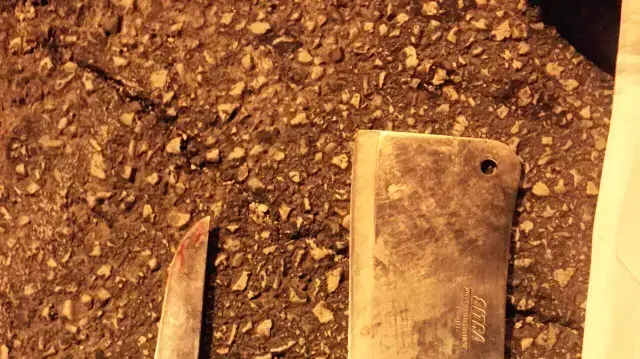 סכינים שנתפסו בניסיון הפיגוע במחסום א-זעים במזרח ירושלים, 24 באפריל 2015 סכינים שנתפסו בניסיון הפיגוע במחסום א-זעים במזרח ירושלים, 24 באפריל 2015