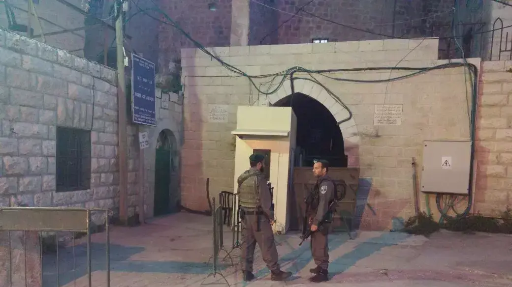 מחסום צלבנית הסמוך למערכת המכפלה, דקות לאחר פיגוע דקירה, אפריל 2015 מחסום צלבנית הסמוך למערכת המכפלה, דקות לאחר פיגוע דקירה, אפריל 2015