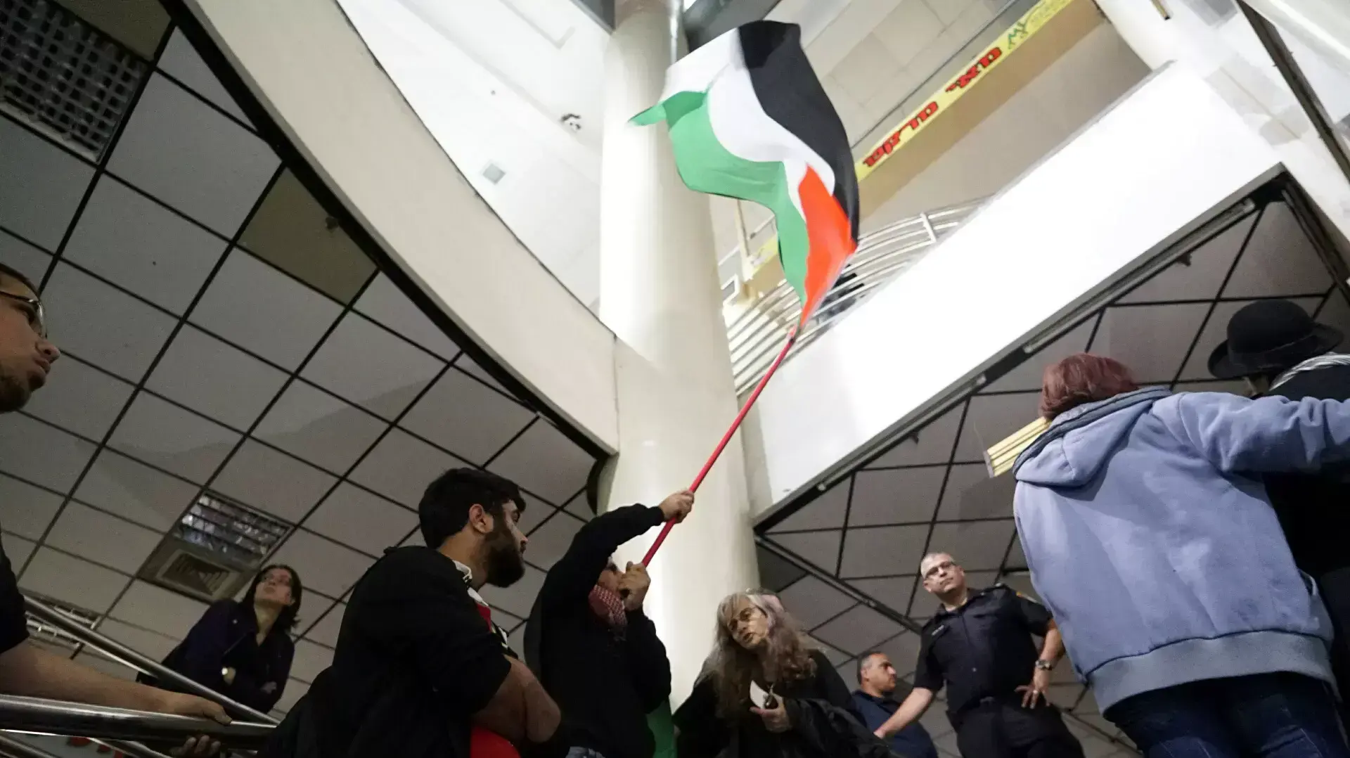 הפגנה לפני תחילת ההצגה "הזמן המקביל", תיאטרון אל-מידאן, אפריל 2015 