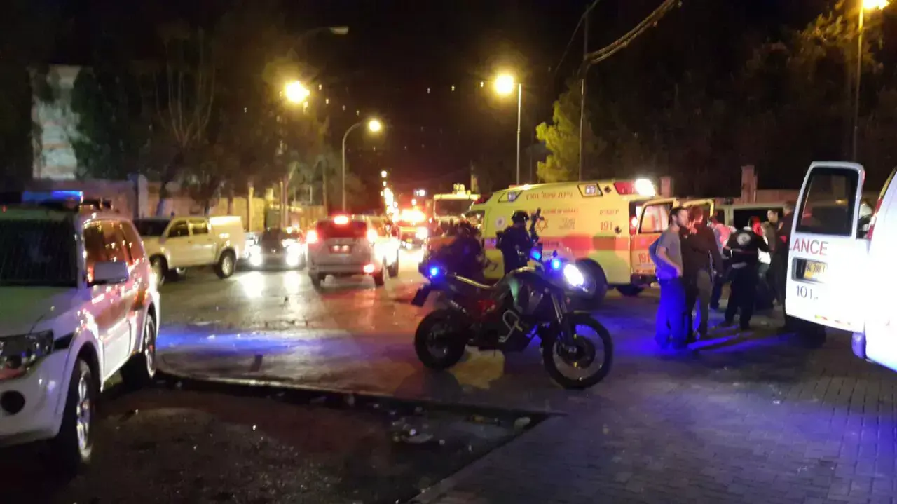 האזור שבו שלושה שוטרים נפצעו באירוע החשוד כפיגוע דריסה במזרח ירושלים, אפריל 2015 האזור שבו שלושה שוטרים נפצעו באירוע החשוד כפיגוע דריסה במזרח ירושלים, אפריל 2015