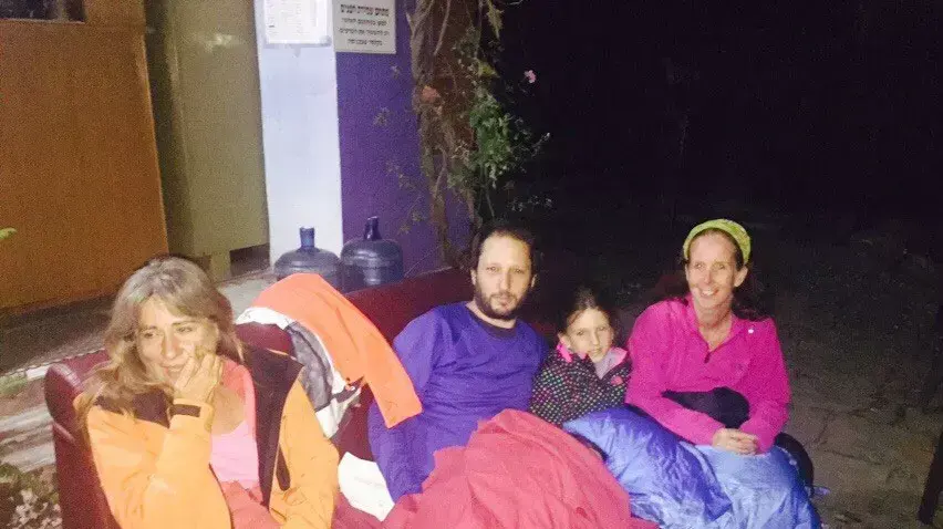 ישראלים ישנים בבית חב"ד בנפאל לאחר רעידת האדמה בקטמנדו, אפריל 2015