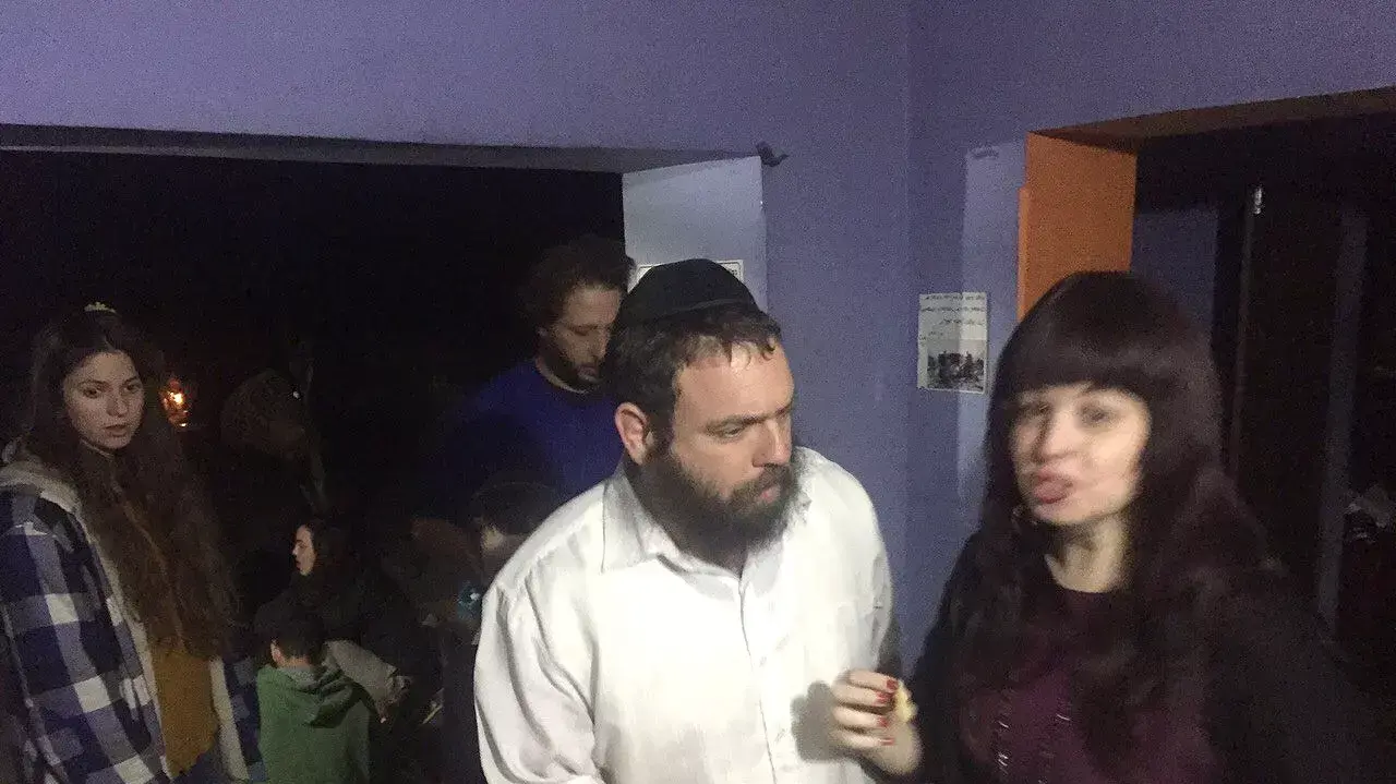 ישראלים ישנים בבית חב"ד בנפאל לאחר רעידת האדמה בקטמנדו, אפריל 2015
