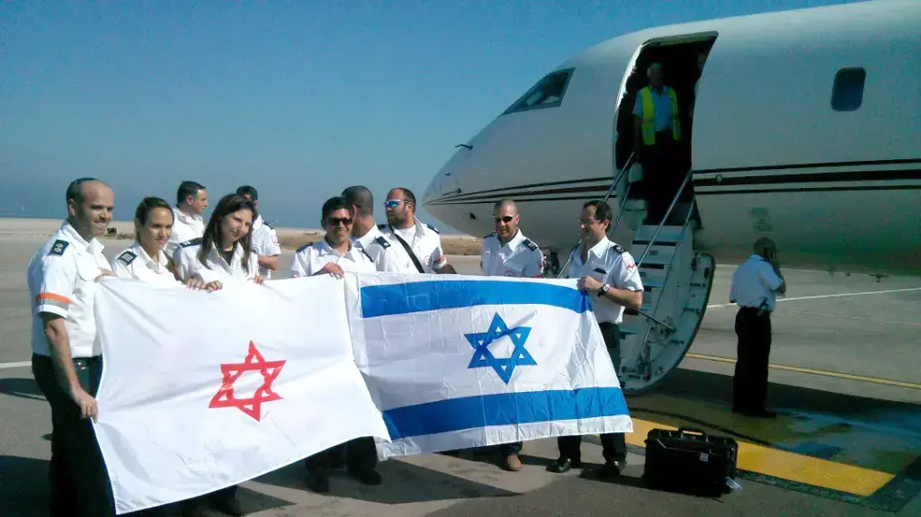 משלחת החילוץ של מד"א יוצאת לנפאל, שדה דב אפריל 2015 משלחת החילוץ של מד"א יוצאת לנפאל, שדה דב אפריל 2015