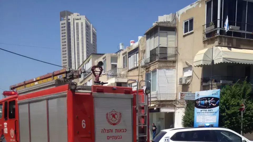 שלושה בני אדם נפצעו בפיצוץ ברחוב הפלמ"ח בגבעתיים, אפריל 2015 שלושה בני אדם נפצעו בפיצוץ ברחוב הפלמ"ח בגבעתיים, אפריל 2015
