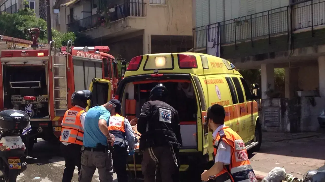 שלושה בני אדם נפצעו בפיצוץ ברחוב הפלמ"ח בגבעתיים, אפריל 2015 שלושה בני אדם נפצעו בפיצוץ ברחוב הפלמ"ח בגבעתיים, אפריל 2015
