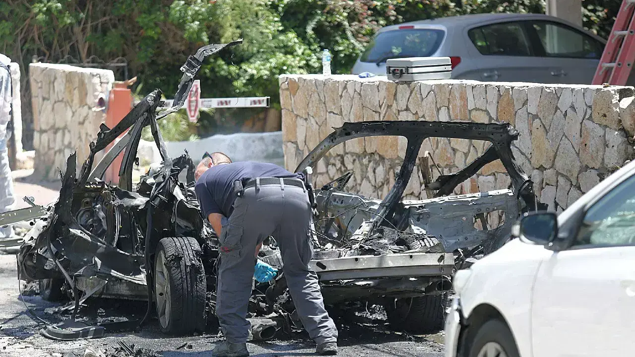 רכב שרוף בזירת הפיצוץ בגבעתיים, 26 באפריל 2015 רכב שרוף בזירת הפיצוץ בגבעתיים, 26 באפריל 2015