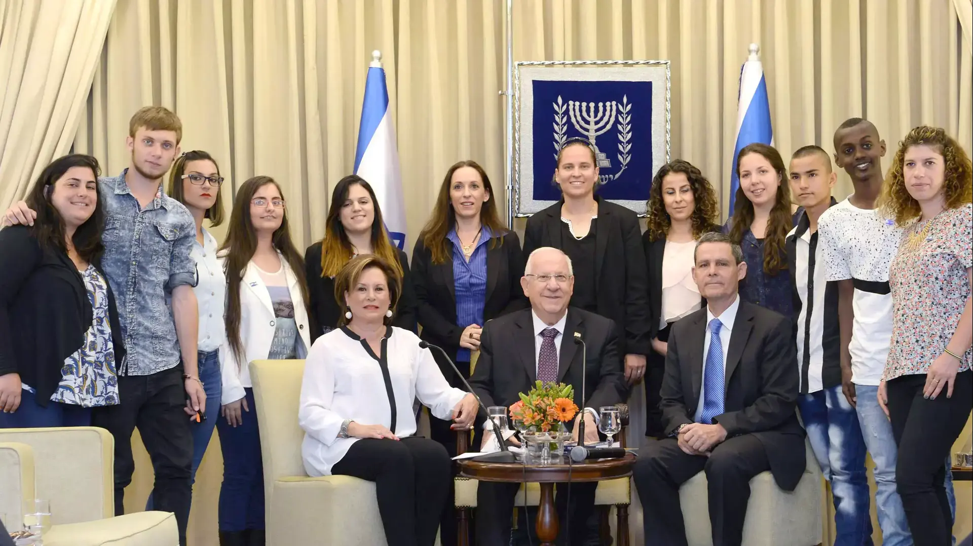 נשיא המדינה ראובן ריבלין קיבל את הדוח השנתי של עמותת עלם לשנת 2014 ., באפריל 2015. נשיא המדינה ראובן ריבלין קיבל את הדוח השנתי של עמותת עלם לשנת 2014 ., באפריל 2015.