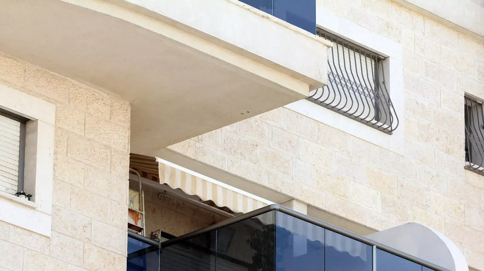 ניסיון התנקשות במיכאל מור, מרפסת ביתו בנהריה ניסיון התנקשות במיכאל מור, מרפסת ביתו בנהריה