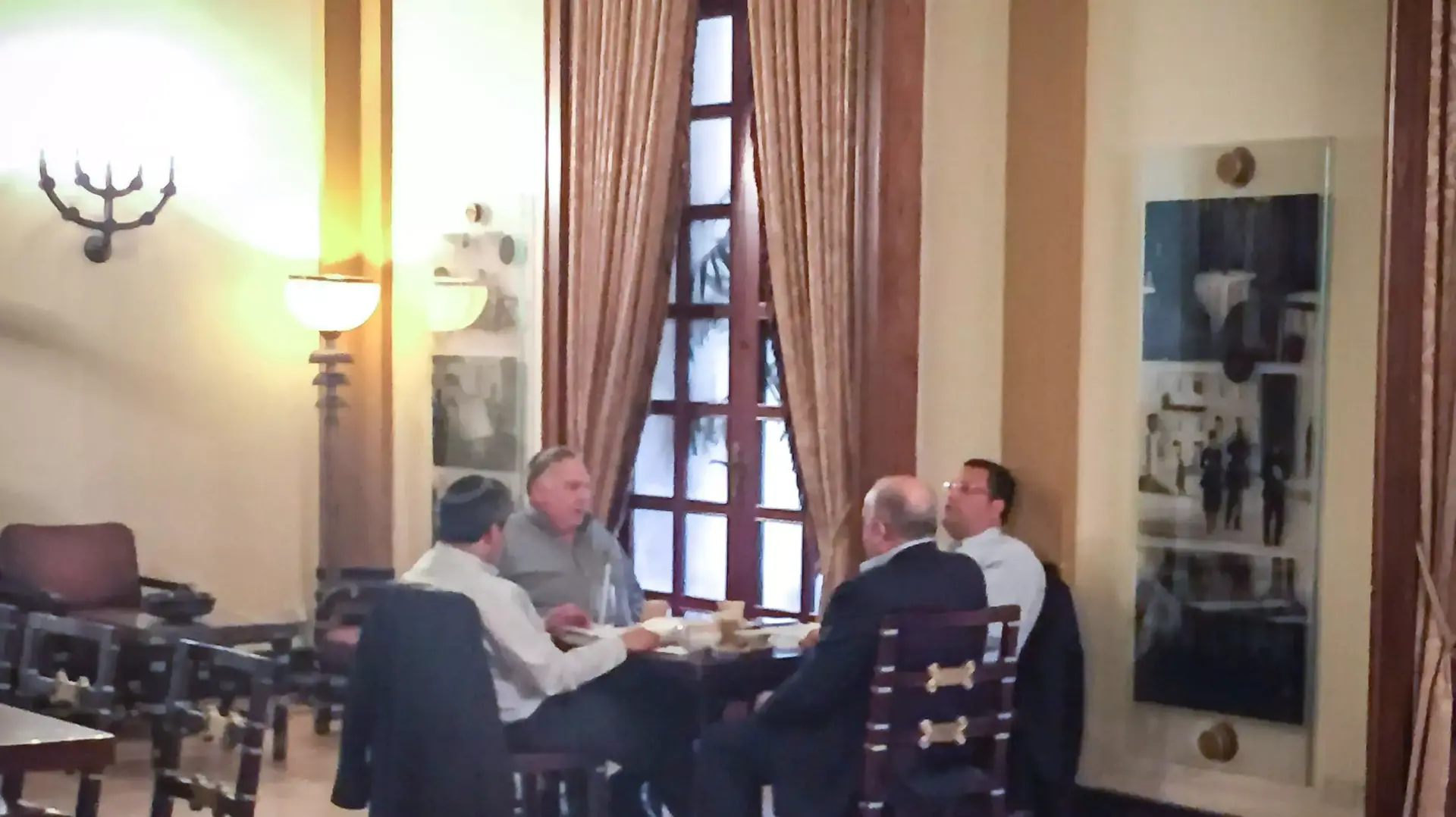 נתן אשל, משה לאון וזאב אלקין במלון קינג דיוויד בירושלים