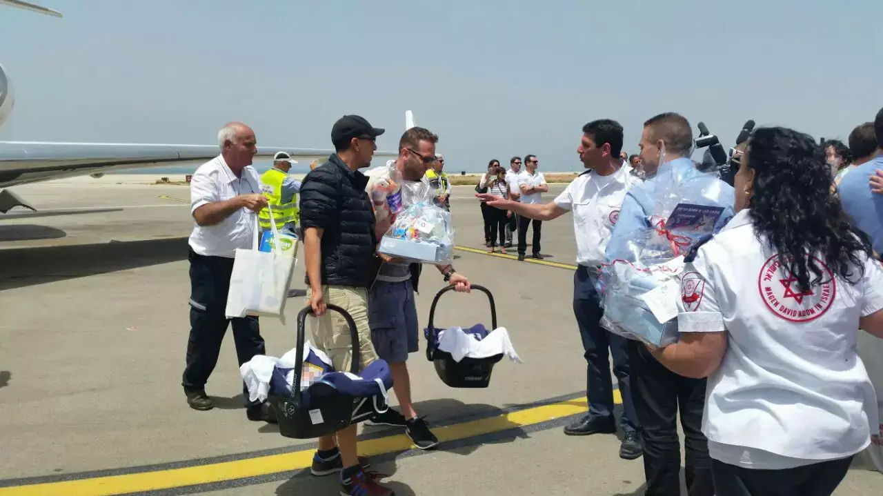 ישראלים נוחתים בשדה דב לאחר ששבו מנפאל 27 אפריל 2015 ישראלים נוחתים בשדה דב לאחר ששבו מנפאל 27 אפריל 2015