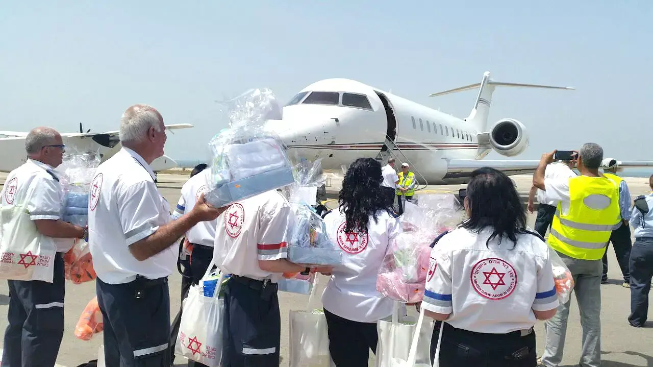 ישראלים נוחתים בשדה דב לאחר ששבו מנפאל 27 אפריל 2015 ישראלים נוחתים בשדה דב לאחר ששבו מנפאל 27 אפריל 2015
