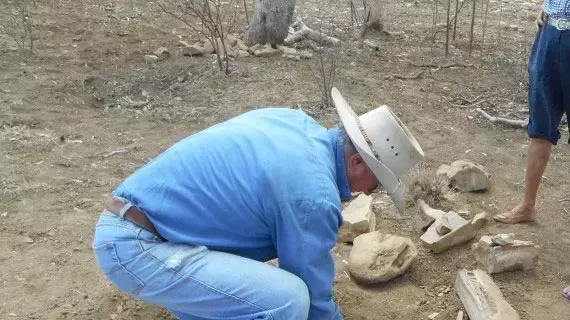 רוברט האקון מצא מאובנים של קרונוזאור בחווה שלו רוברט האקון מצא מאובנים של קרונוזאור בחווה שלו