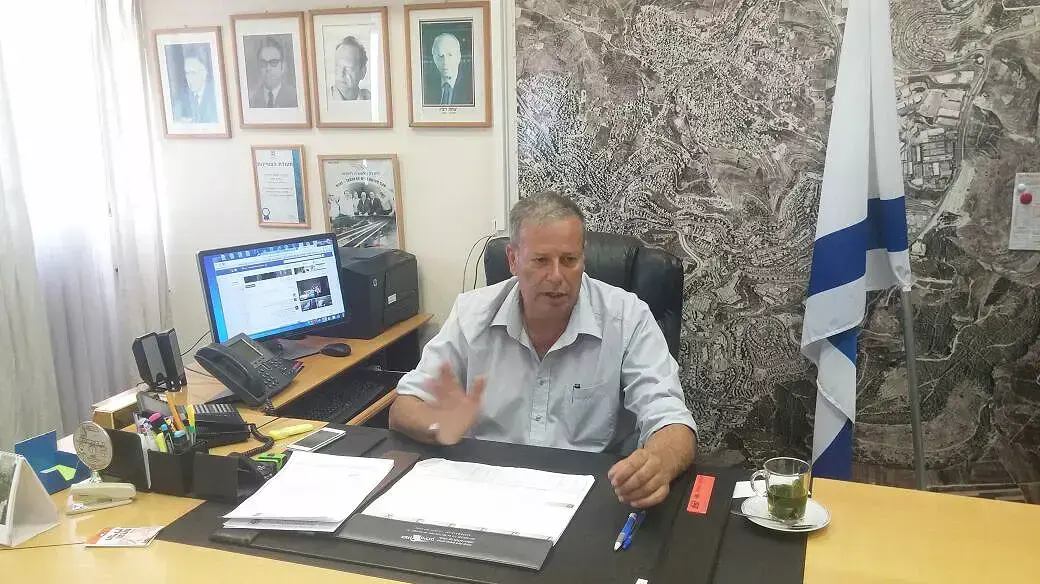 שמעון גפסו, ראש עיריית נצרת עילית, במשרדו     
