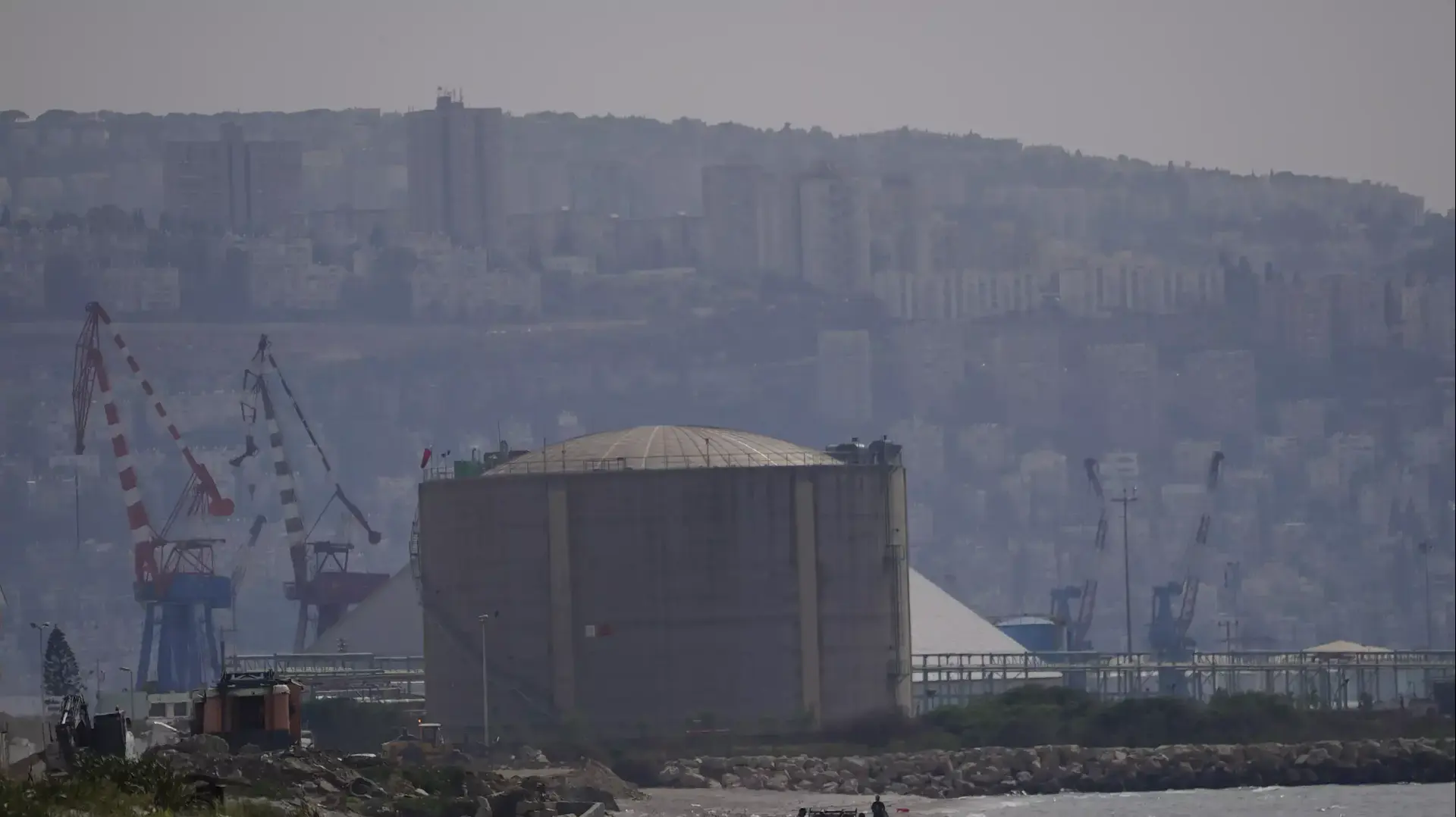 מפעלי האמוניה בחיפה, אפריל 2015 מפעלי האמוניה בחיפה, אפריל 2015