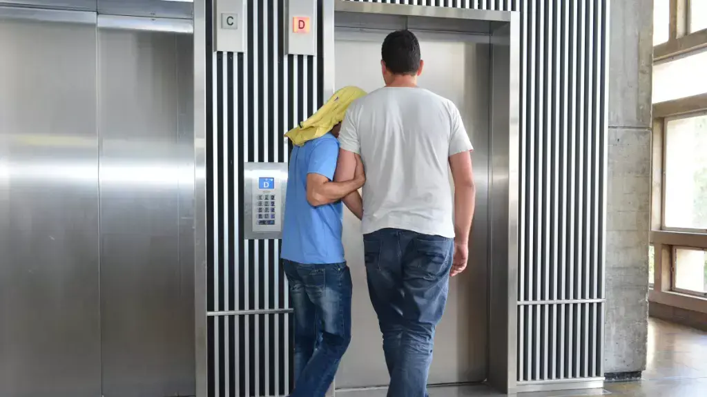 אסף פוגל (מסתיר את פניו), השוטר שמואשם בתקיפה אסיר אזוק. בית משפט השלום ת"א, אפריל 2015 אסף פוגל (מסתיר את פניו), השוטר שמואשם בתקיפה אסיר אזוק. בית משפט השלום ת"א, אפריל 2015