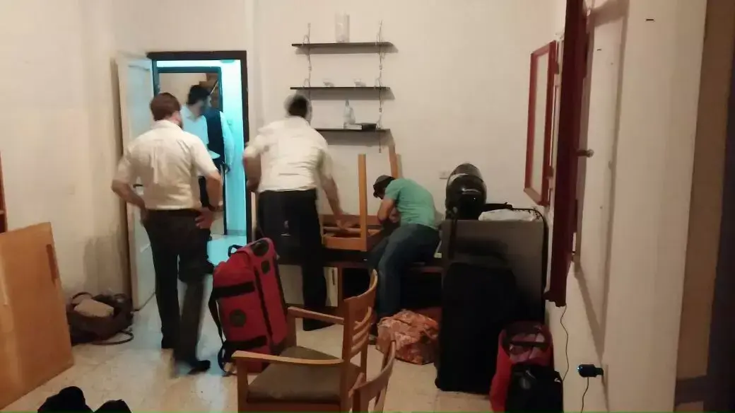 מורים התגייסו לסייע לתלמידה שנמצאה במצב כלכלי קשה בבית, אפריל 2015 מורים התגייסו לסייע לתלמידה שנמצאה במצב כלכלי קשה בבית, אפריל 2015