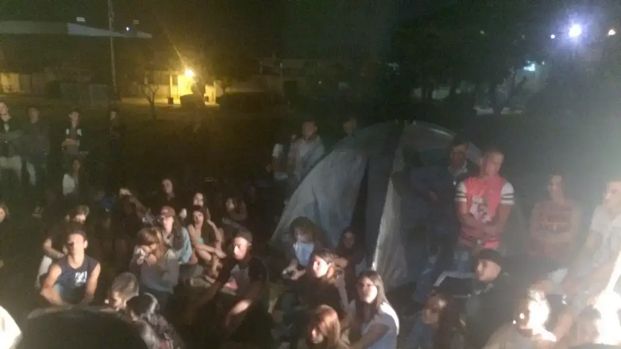 תלמידי תיכון לנים בבית ספר בנתניה במחאה על ביטול טיול שנתי, אפריל 2015