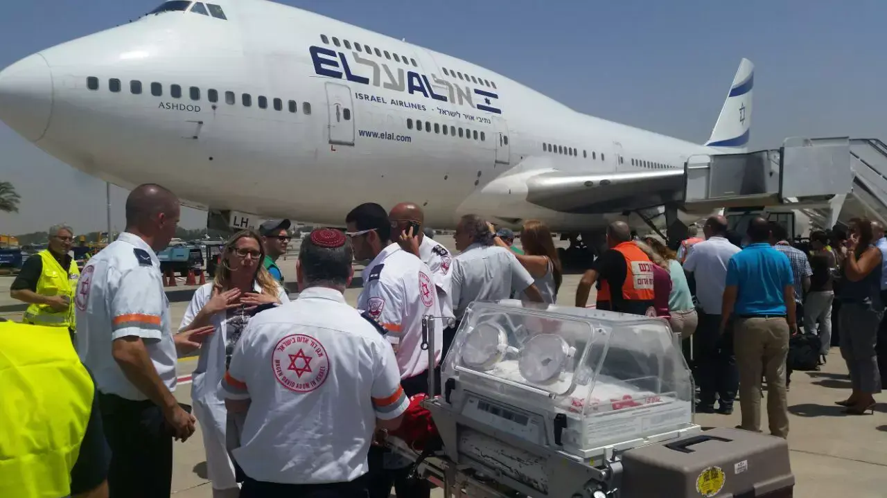 תמונות ווידיאו - צוותי מד"א בנתב"ג עם הגעת מטוס אל-על ועליו פגים ופצועים מקטמנדו תמונות ווידיאו - צוותי מד"א בנתב"ג עם הגעת מטוס אל-על ועליו פגים ופצועים מקטמנדו