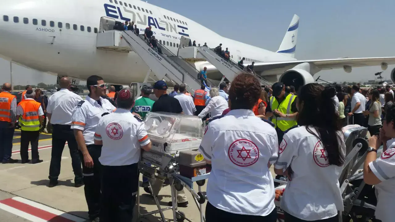 תמונות ווידיאו - צוותי מד"א בנתב"ג עם הגעת מטוס אל-על ועליו פגים ופצועים מקטמנדו תמונות ווידיאו - צוותי מד"א בנתב"ג עם הגעת מטוס אל-על ועליו פגים ופצועים מקטמנדו