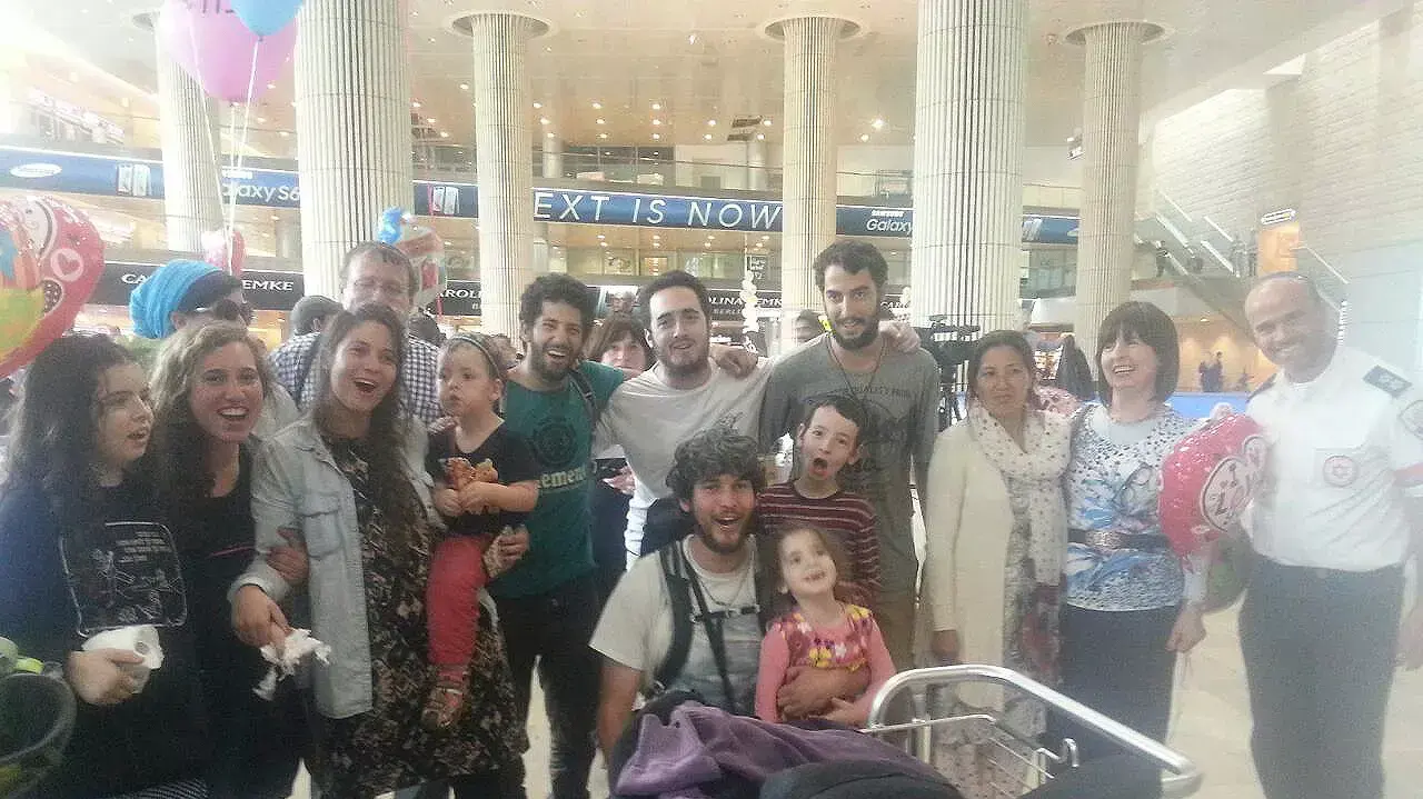 הילדים של שליחי חב"ד חזקי וחני ליפשיץ שהגיעו לארץ בעקבות המצב הקשה, אפריל 2015 הילדים של שליחי חב"ד חזקי וחני ליפשיץ שהגיעו לארץ בעקבות המצב הקשה, אפריל 2015
