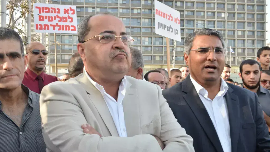 אחמד טיבי בהפגנה של ערבים נגד הריסת בתים, כיכר רבין. אפריל 2015 אחמד טיבי בהפגנה של ערבים נגד הריסת בתים, כיכר רבין. אפריל 2015