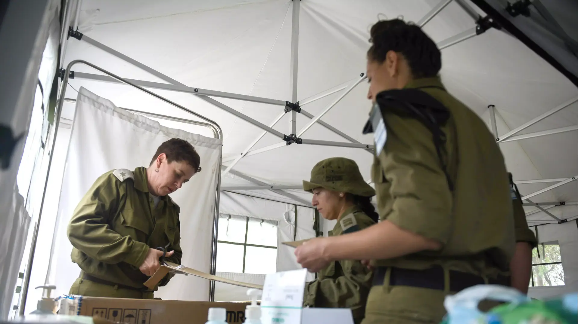 הקמת בית חולים שדה של צה"ל בקטמנדו, נפאל אפריל 2015 הקמת בית חולים שדה של צה"ל בקטמנדו, נפאל אפריל 2015