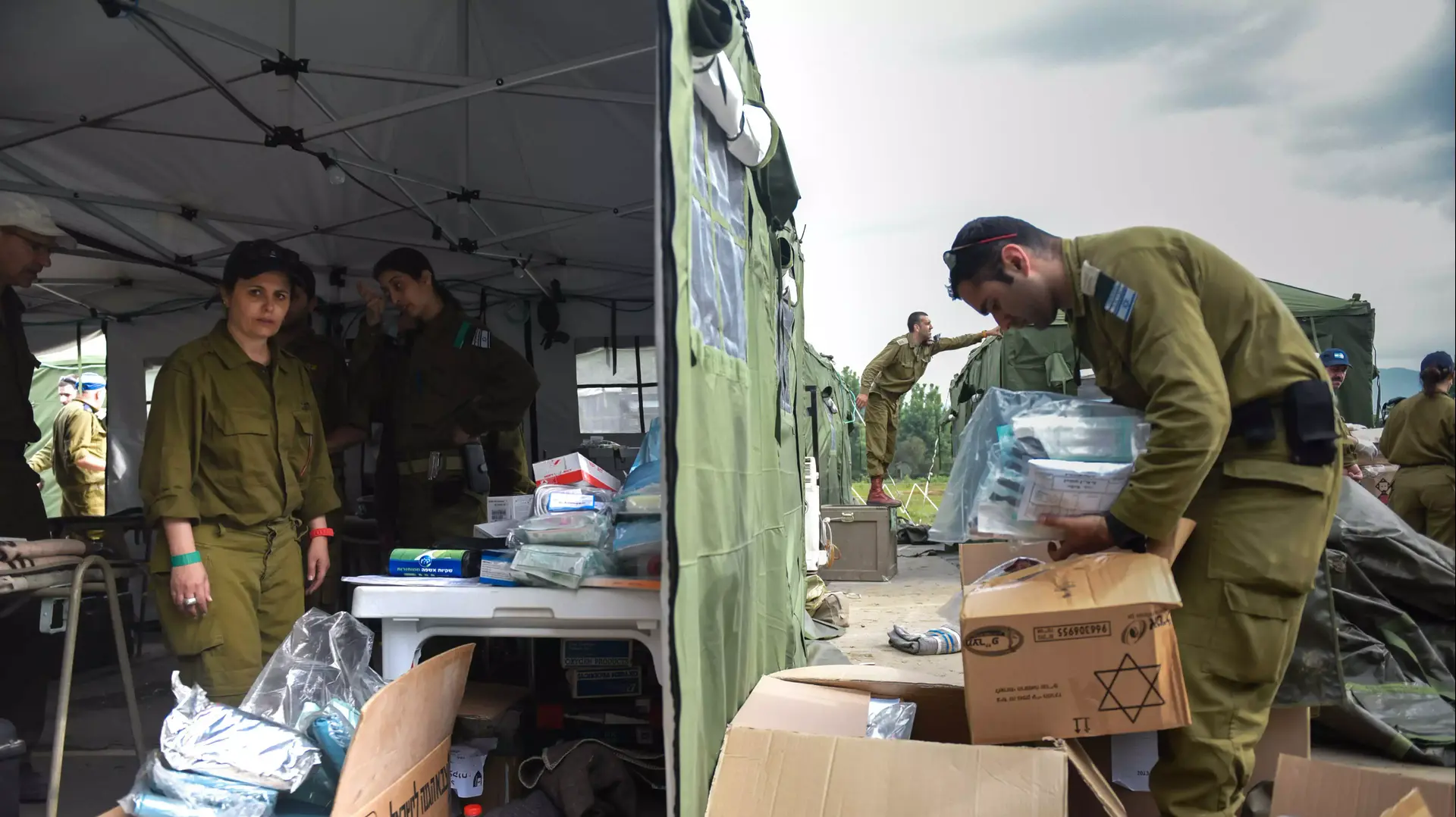הקמת בית חולים שדה של צה"ל בקטמנדו, נפאל אפריל 2015 הקמת בית חולים שדה של צה"ל בקטמנדו, נפאל אפריל 2015