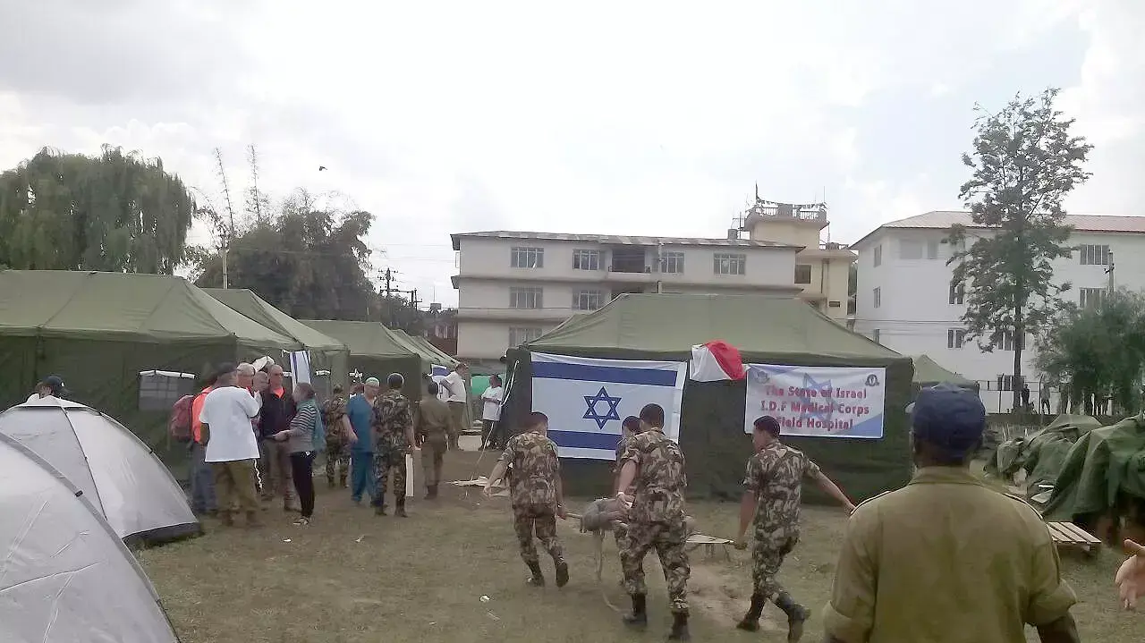 פצועים ראשונים מפונים לבית החולים שדה של צה"ל שהוקם בקטמנו, נפאל אפריל 2015 פצועים ראשונים מפונים לבית החולים שדה של צה"ל שהוקם בקטמנו, נפאל אפריל 2015