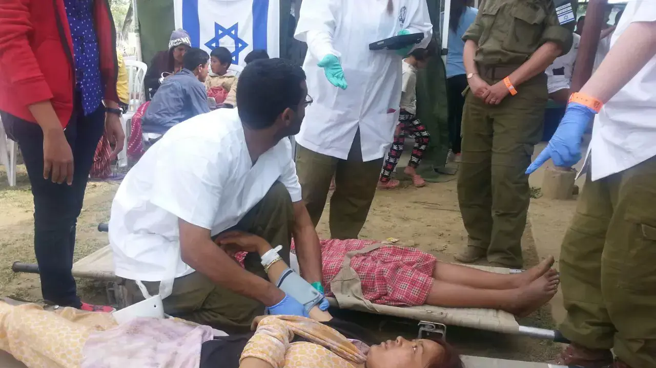 פצועים מטופלים בביית חולים שדה שהקים צה"ל בקטמנדו, נפאל אפריל 2015 פצועים מטופלים בביית חולים שדה שהקים צה"ל בקטמנדו, נפאל אפריל 2015