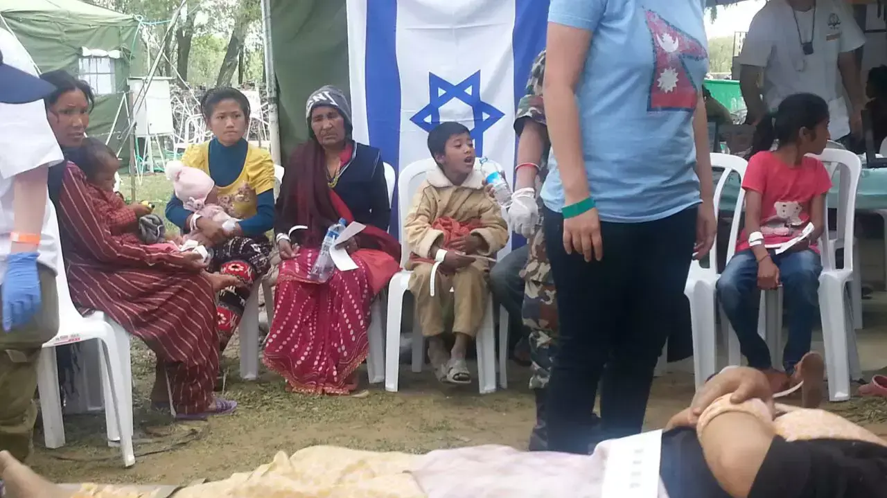 פצועים מטופלים בביית חולים שדה שהקים צה"ל בקטמנדו, נפאל אפריל 2015 פצועים מטופלים בביית חולים שדה שהקים צה"ל בקטמנדו, נפאל אפריל 2015