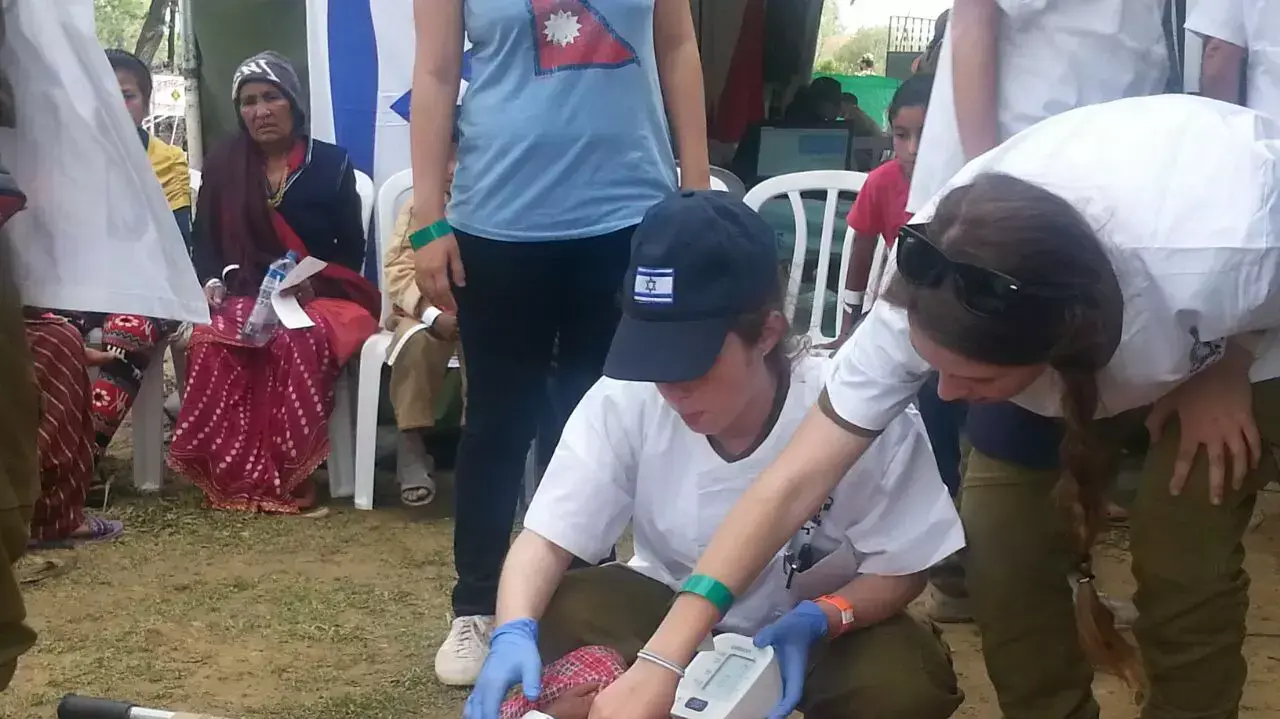 פצועים מטופלים בביית חולים שדה שהקים צה"ל בקטמנדו, נפאל אפריל 2015 פצועים מטופלים בביית חולים שדה שהקים צה"ל בקטמנדו, נפאל אפריל 2015