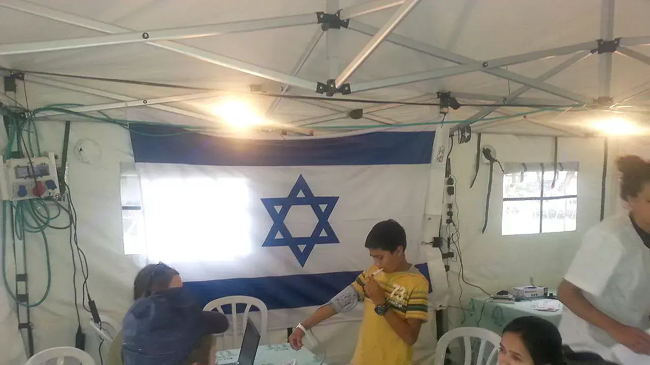 פצועים מטופלים בביית חולים שדה שהקים צה"ל בקטמנדו, נפאל אפריל 2015 פצועים מטופלים בביית חולים שדה שהקים צה"ל בקטמנדו, נפאל אפריל 2015