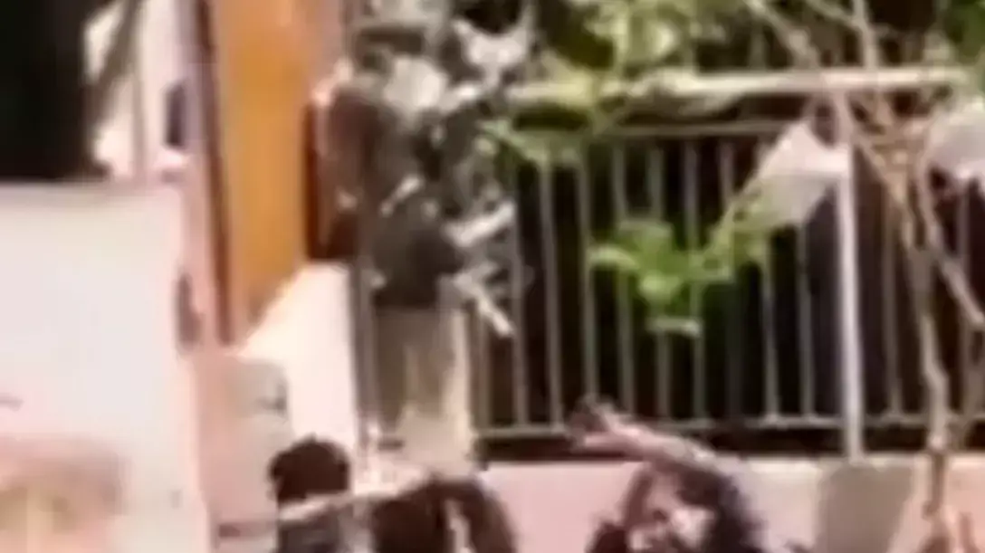 תיעוד: גבר מכה באכזריות חסר בית