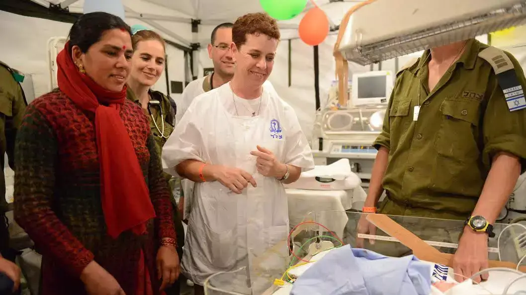 התינוק הראשון שנולד בבית חולים שדה של צה"ל בקטמנדו, נפאל, 29.04.2015 התינוק הראשון שנולד בבית חולים שדה של צה"ל בקטמנדו, נפאל, 29.04.2015
