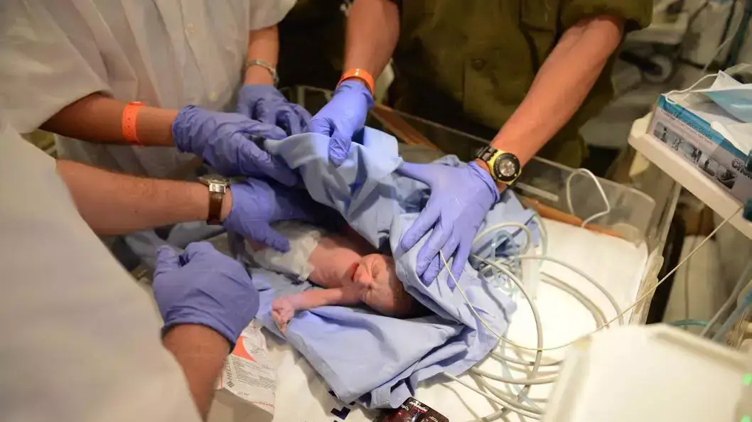 התינוק הראשון שנולד בבית חולים שדה של צה"ל בקטמנדו, נפאל, 29.04.2015 התינוק הראשון שנולד בבית חולים שדה של צה"ל בקטמנדו, נפאל, 29.04.2015