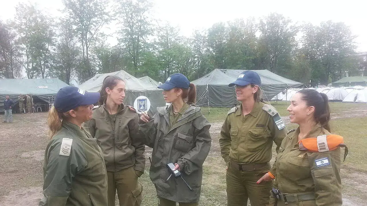 מימן לשמאל: סרן תאיר ביטון כהן, סא"ל רחלי מיזן, סא"ל לילך אלזם, סגן מורן בן אלישע ורנ"ג איריס מרציאנו, קטמנדו אפריל 2015 מימן לשמאל: סרן תאיר ביטון כהן, סא"ל רחלי מיזן, סא"ל לילך אלזם, סגן מורן בן אלישע ורנ"ג איריס מרציאנו, קטמנדו אפריל 2015