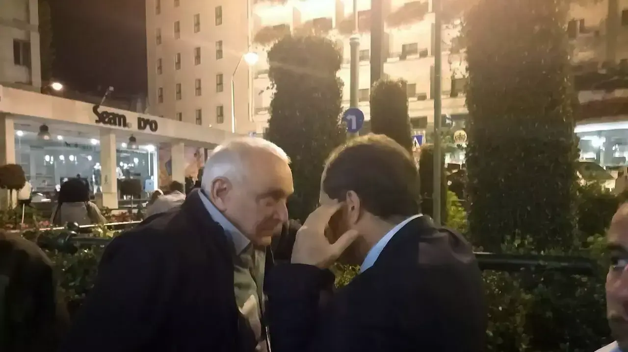 השר יצחק אהרונוביץ' וראש עיריית ירושלים ניר ברקת, הפגנת בני העדה האתיופית, אפריל 2015 השר יצחק אהרונוביץ' וראש עיריית ירושלים ניר ברקת, הפגנת בני העדה האתיופית, אפריל 2015