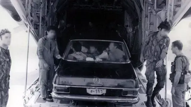 סא"ל במילואים דרור בן עמי במבצע אטנבה - עם סרבל טיסה, שני משמאל. משתתף במשלחת החילוץ של פיקוד העורף לנפאל סא"ל במילואים דרור בן עמי במבצע אטנבה - עם סרבל טיסה, שני משמאל. משתתף במשלחת החילוץ של פיקוד העורף לנפאל