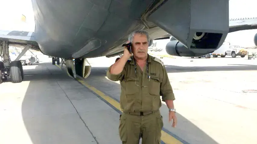 סא"ל במילואים דרור בן עמי, המשתתף במשלחת החילוץ של פיקוד העורף לנפאל, ליד מטוס ההרקולס מסוג שמשון לפני הטיסה לנפאל סא"ל במילואים דרור בן עמי, המשתתף במשלחת החילוץ של פיקוד העורף לנפאל, ליד מטוס ההרקולס מסוג שמשון לפני הטיסה לנפאל